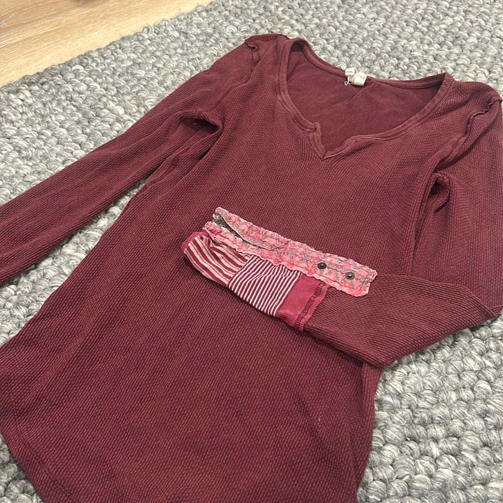 We‎ the Free Maroon Printed LS V-Neck Size Medium